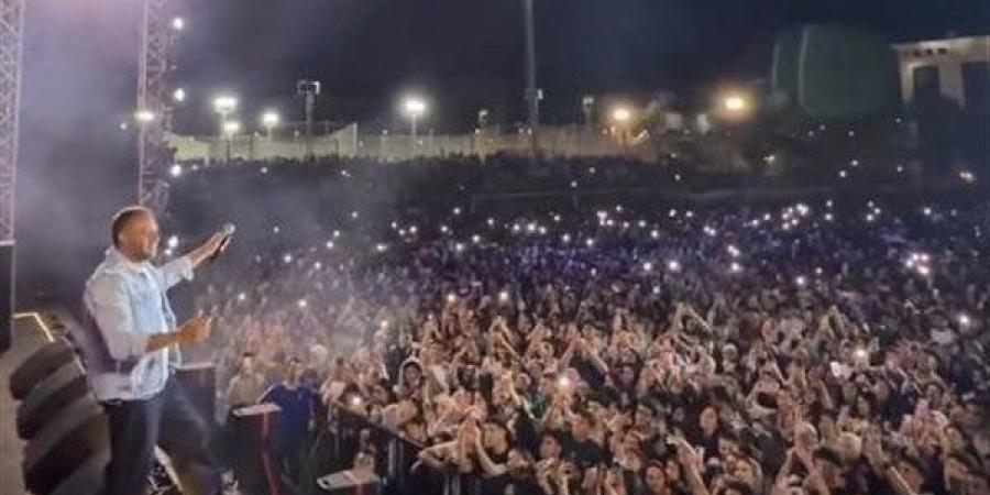 تحت شعار كامل العدد، رامي صبري يتألق في مسقط ويبدع في غناء "الحب عيبنا" (فيديو)