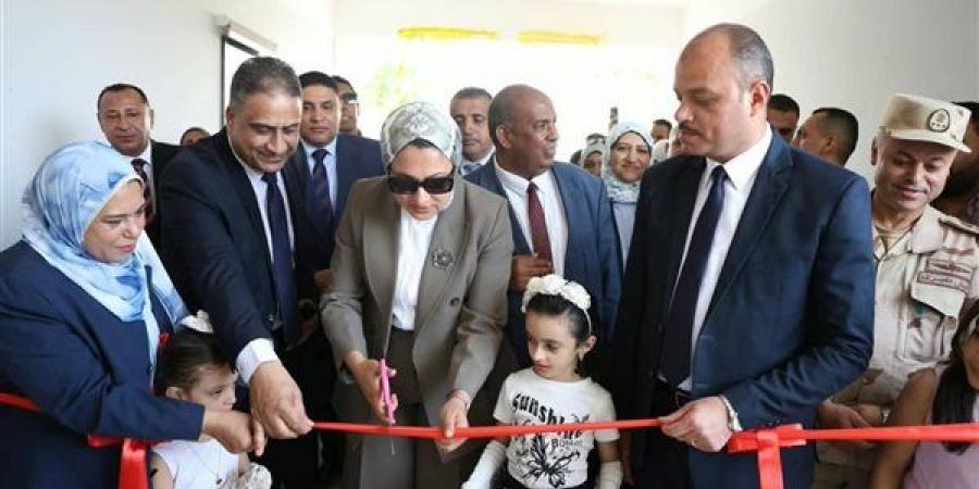 بتكلفة 40.7 مليون جنيه، محافظ الوادي الجديد تفتتح مدرستين بالخارجة