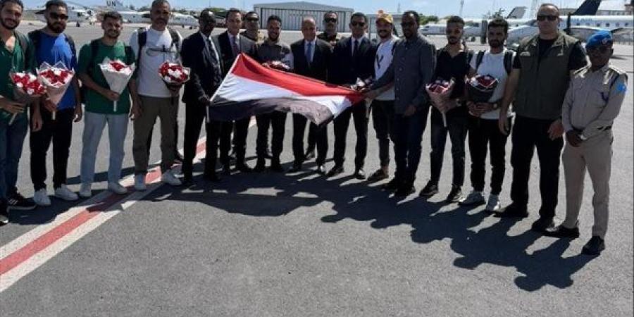 وصول البحارة المصريين إلى مقديشو تمهيدًا لعودتهم إلى القاهرة برفقة السفير المصري