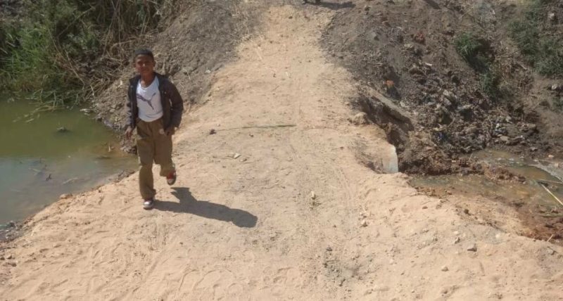 بعد شكاوى الأهالي.. إنشاء جسر ترابي مؤقت لتأمين عبور طلاب نجع تركي في قنا