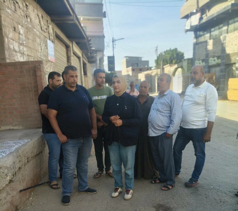 الجهود الذاتية تنقذ طريق العنانية في دمياط..الأهالي: «انتظرنا الخطة سنين وجمعنا من بعض لترميم الطريق»