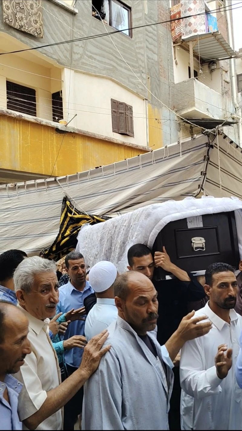 بالزراغيد وملفوفة بفستان عروسة..لحظة خروج جثمان المضيفة الجوية عزة رمزي من منزلها بالبحيرة