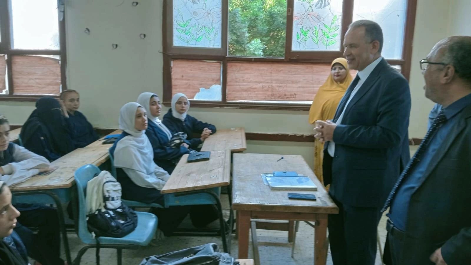 وكيل «تعليم أسيوط» يترأس الاتوبيس الطائر لمتابعة 21 مدرسة بقرى صدفا