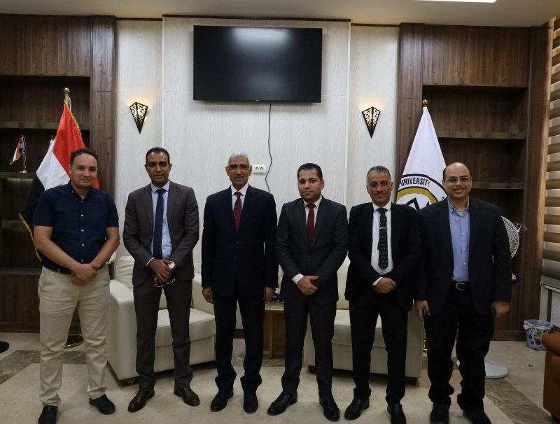 رئيس جامعة جنوب الوادي الأهلية يستقبل وفد بنك فيصل الإسلامي لدعم الخدمات المصرفية والتعليمية