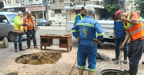 إصلاح هبوط أرضي بسبب تسريب الصرف الصحى شرق الإسكندرية.. صور