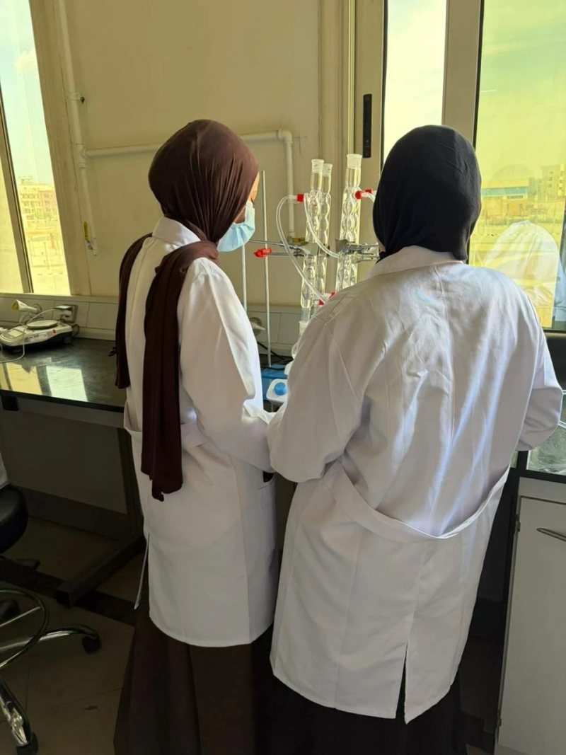طلاب جامعة بني سويف الأهلية داخل المعامل.. ماذا فعلوا بمركب «البنزوين» في تجربة الكيمياء العضوية؟