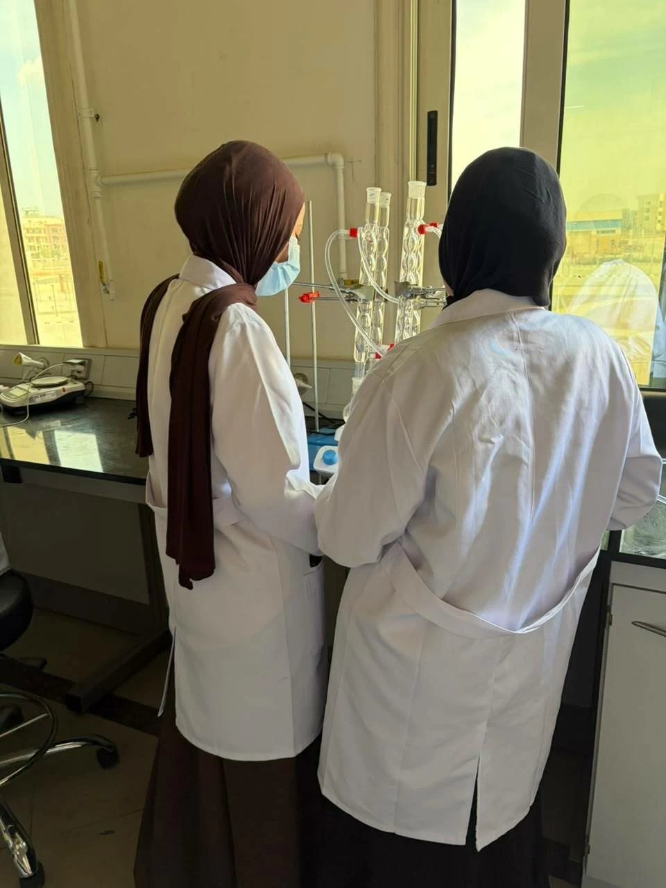 طلاب جامعة بني سويف الأهلية داخل المعامل.. ماذا فعلوا بمركب «البنزوين» في تجربة الكيمياء العضوية؟