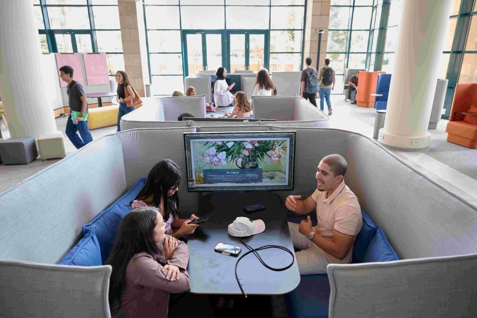 تتويجًا للخطة الاستراتيجية لمساحات التعلم بالجامعة: الجامعة الأمريكية بالقاهرة تفتتح مساحات التعلم المشتركة المطوّرة بالمكتبة