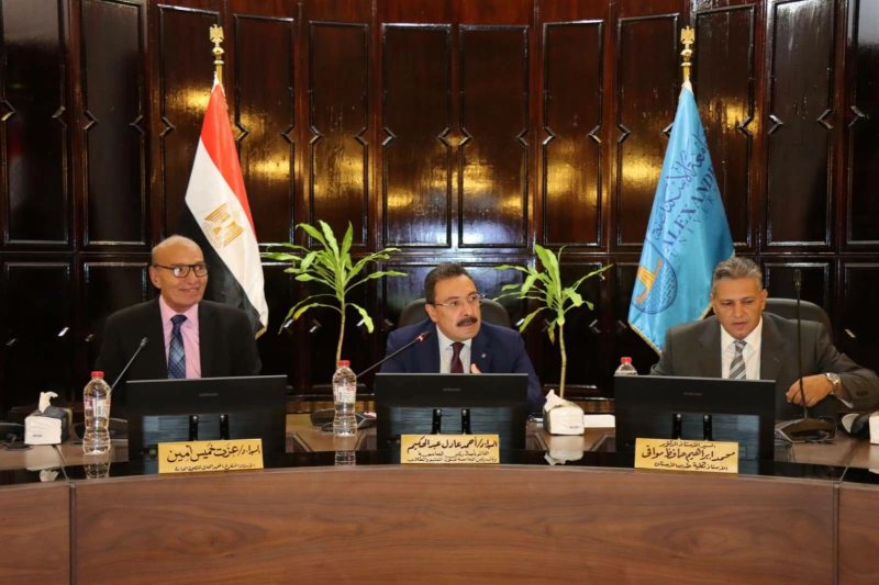 جامعة الإسكندرية تدعو وكلاء الكليات لفتح قنوات مستمرة للحوار مع الطلاب