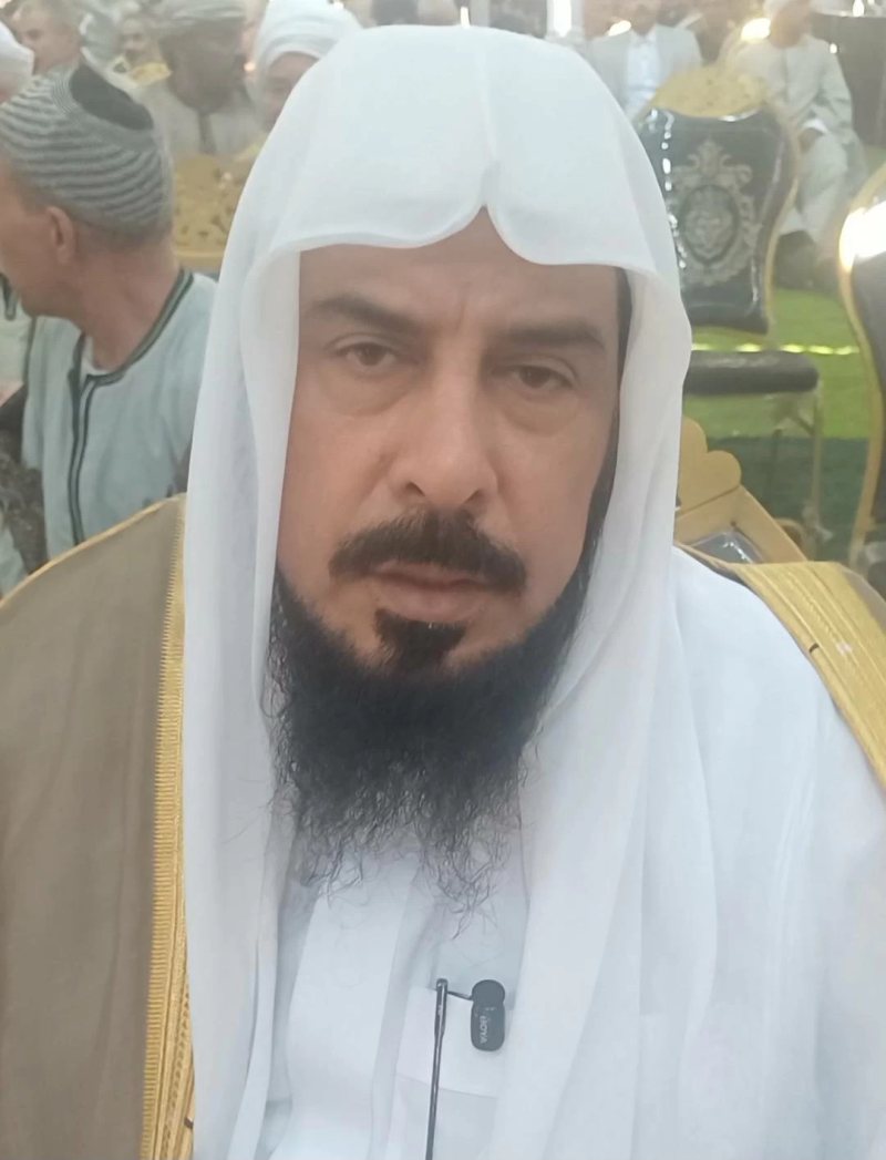 «من المدينة المنورة لأسيوط».. سعوديون يشاركون في صلح بين عائلتين بتقديم 4 أكفان في عرب مطير بالبداري «فيديو»