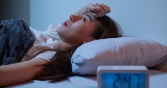 مرهق ولا تستطيع النوم؟.. أسباب خفية وخطوات بسيطة لنوم هادئ