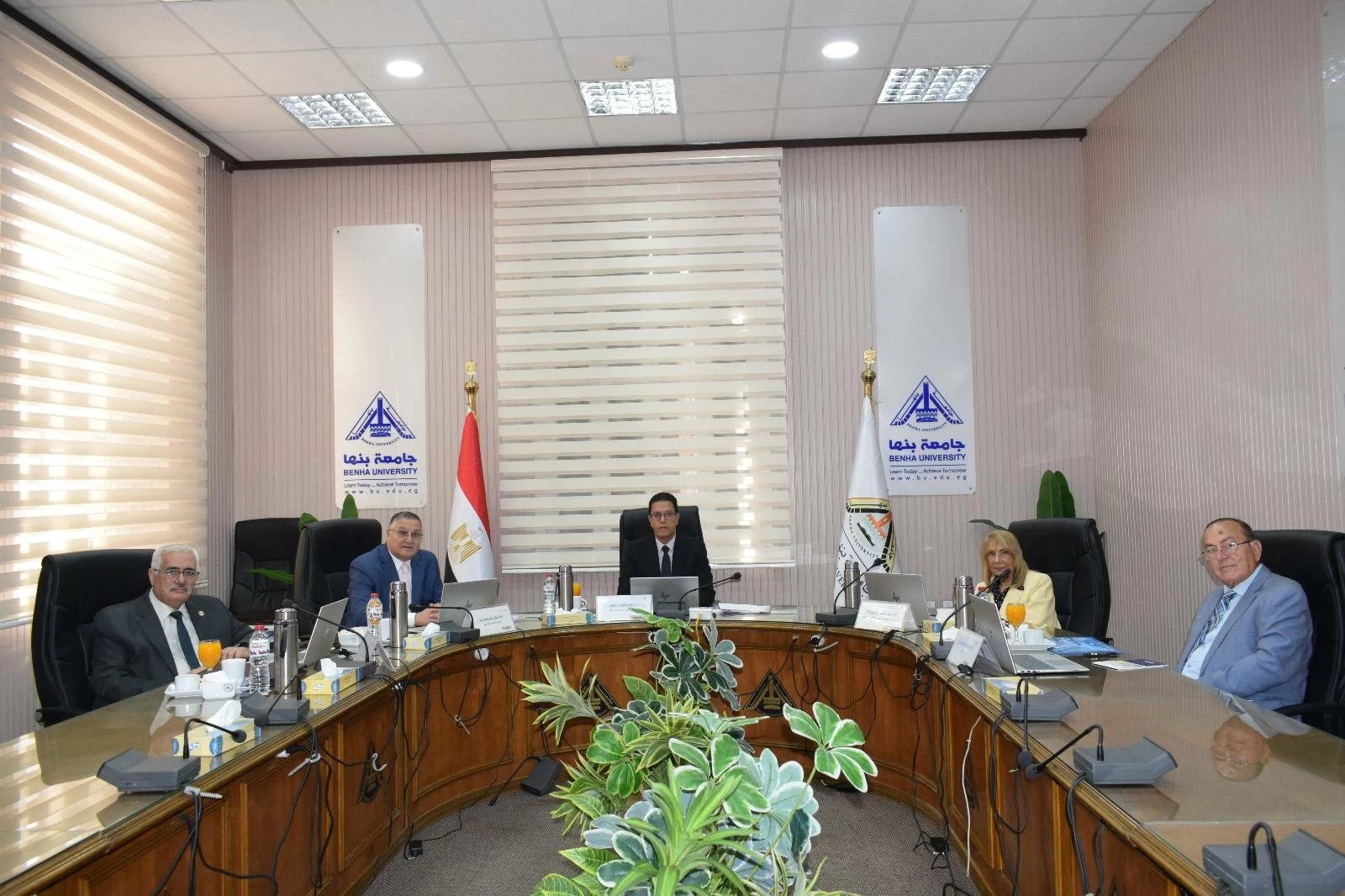 رئيس جامعة بنها يترأس لجنة اختيار عميد كلية الآداب