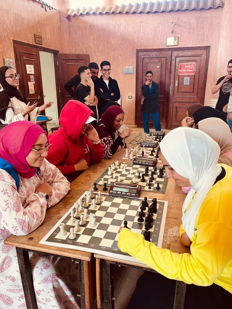طالبات ينافسن الطلاب في دورى الشطرنج بجامعة بنها