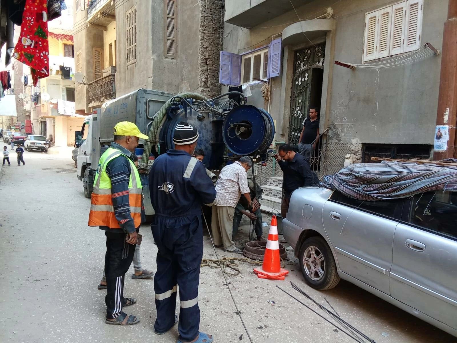 استعداداً للشتاء.. «مياه أسيوط» تكثف أعمال تطهير شبكات الصرف وتحذر من إلقاء المخلفات