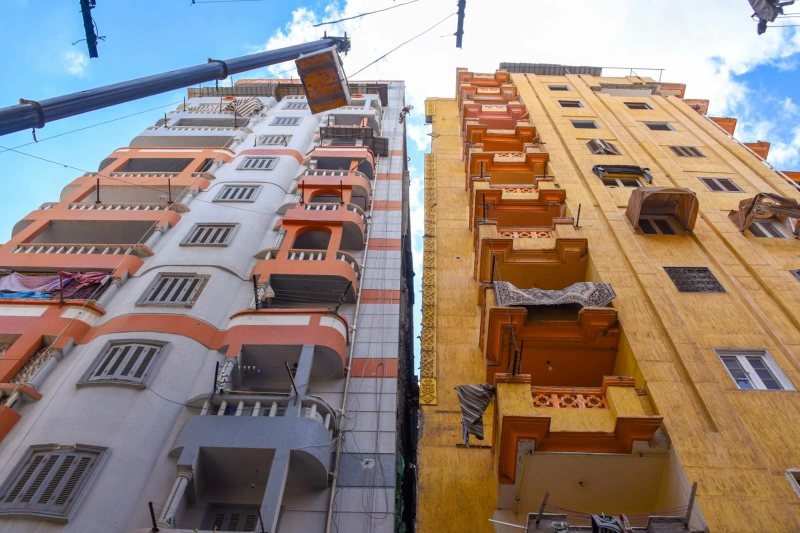 ضحايا عقار أمبروزو المائل في الإسكندرية يروون مأساتهم: «اتشردنا في الشوارع وحياتنا انتهت ومحدش وقف جنبنا»