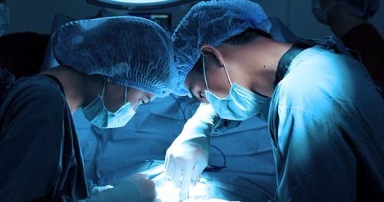 لماذا يمنع الأطباء الطعام قبل العمليات الجراحية.. فئات تحتاج تعليمات خاصة