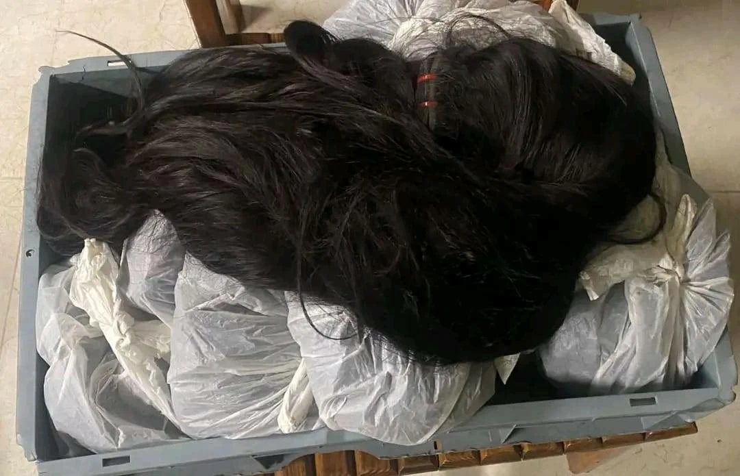 إحباط تهريب 12 كجم خصل شعر طبيعي بحوزة راكب بمطار الإسكندرية (صور)
