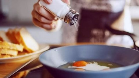 الملح والكبد الدهنى.. دراسة تكشف خطرًا قد يهدد أصحاب الوزن الطبيعي