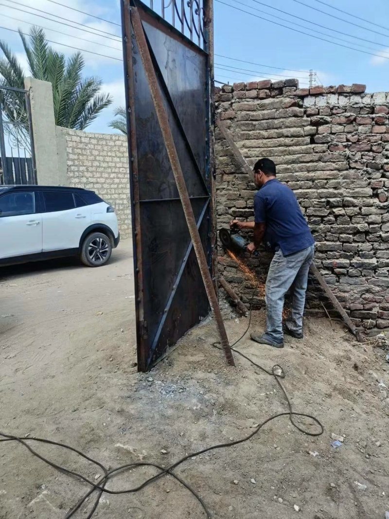 إزالة بوابة حديدية أغلقت شارعًا في عرب جهينة بالقليوبية (تفاصيل)