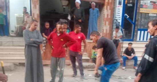 رئيس مدينة أرمنت يتابع إصلاح انسداد بخط الصرف الصحي بشارع السوق بأرمنت الحيط.. صور