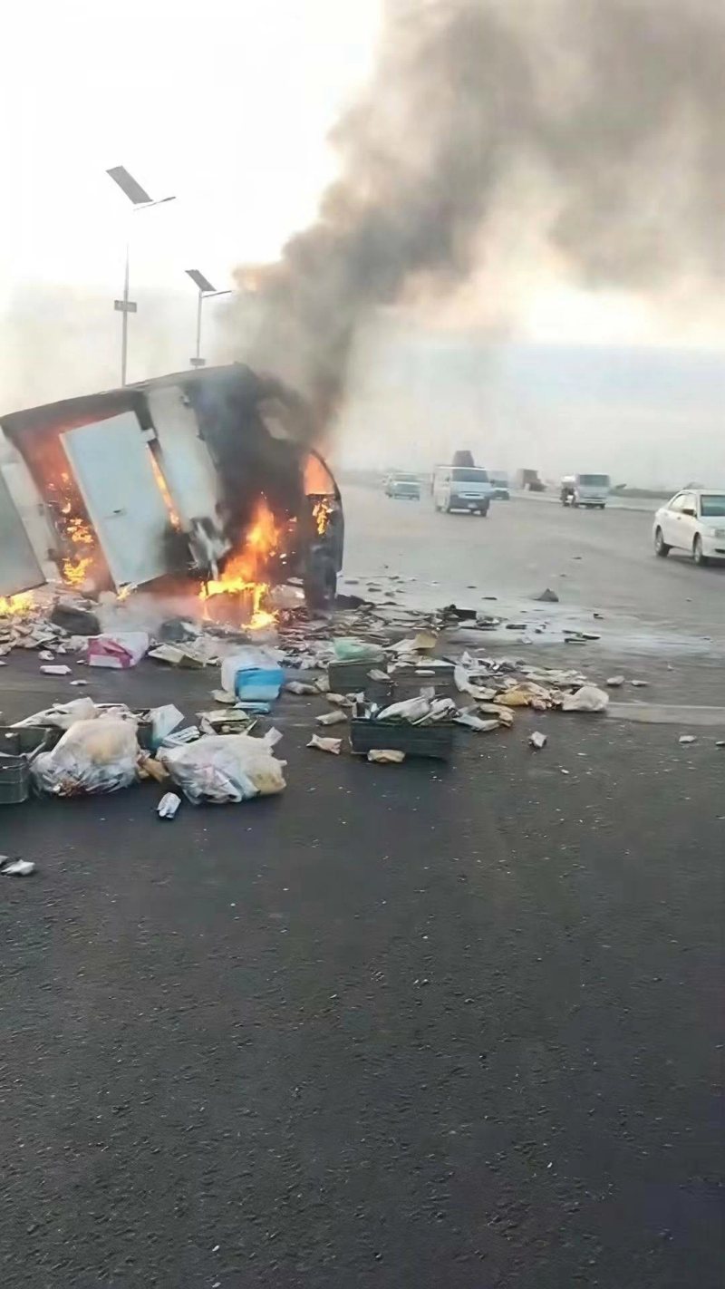 إصابة 3 أشخاص واشتعال سيارة نقل في حادث تصادم على طريق شبرا- بنها الحر