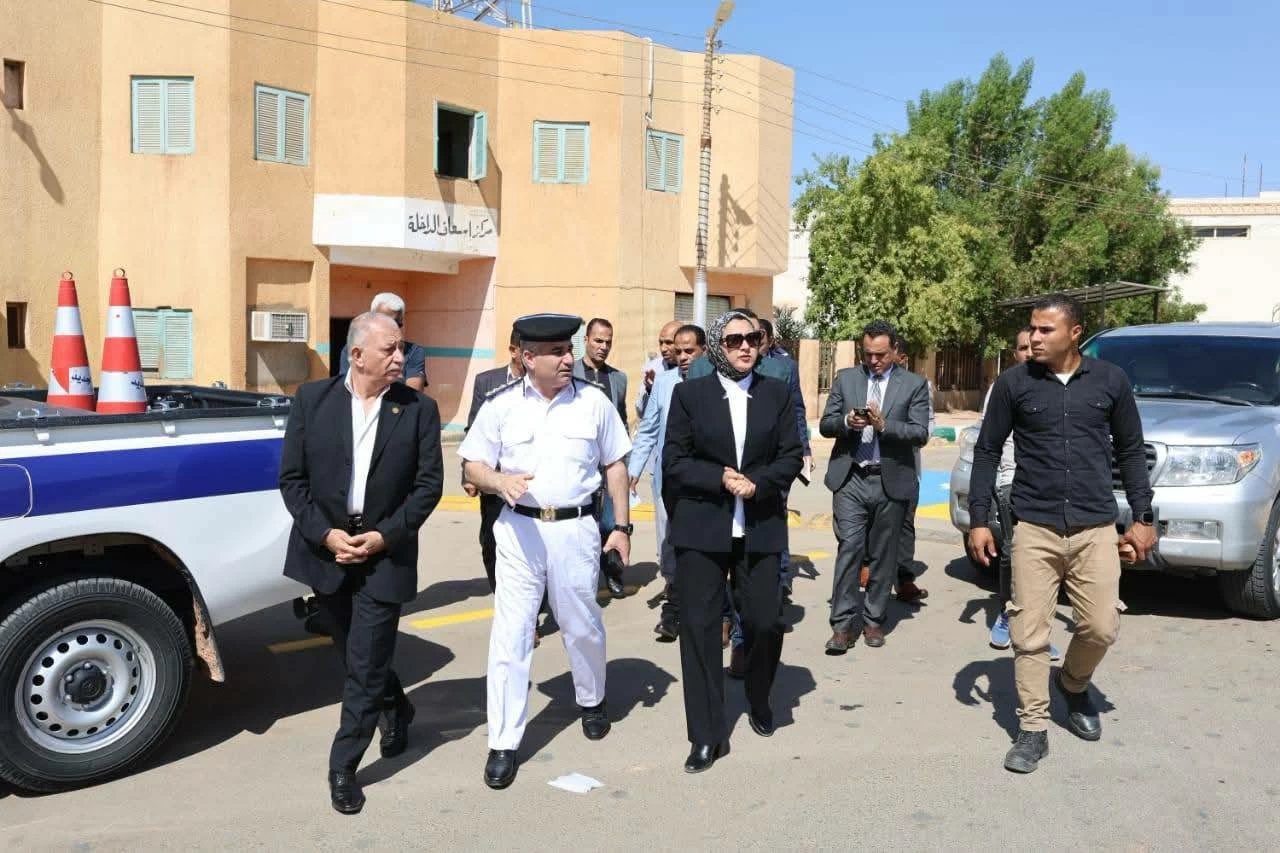 جولة ميدانية لمتابعة خطة تطوير وتنظيم الحركة المرورية بميادين موط بمركز الداخلة