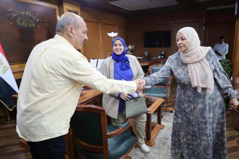 «كرامة المعلم خط أحمر».. محافظ السويس يستقبل المعلمة المعتدى عليها من أحد أولياء الأمور (صور)