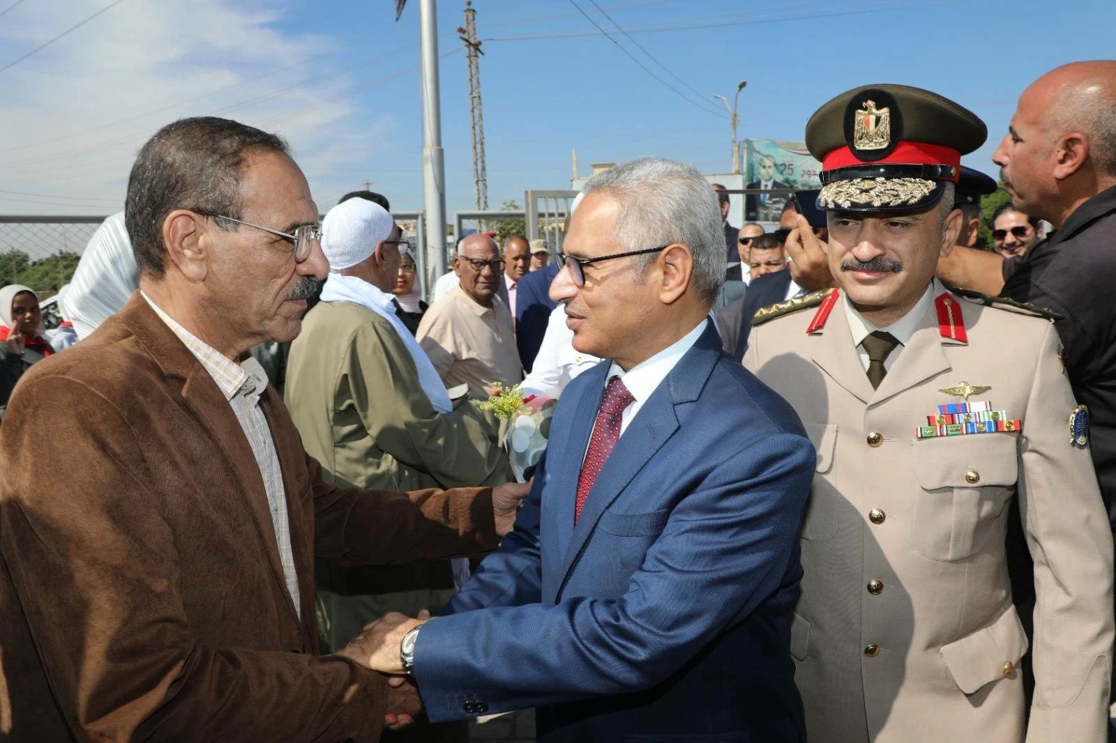 محافظ بني سويف يضع إكليل الزهور على النصب التذكاري للشهداء