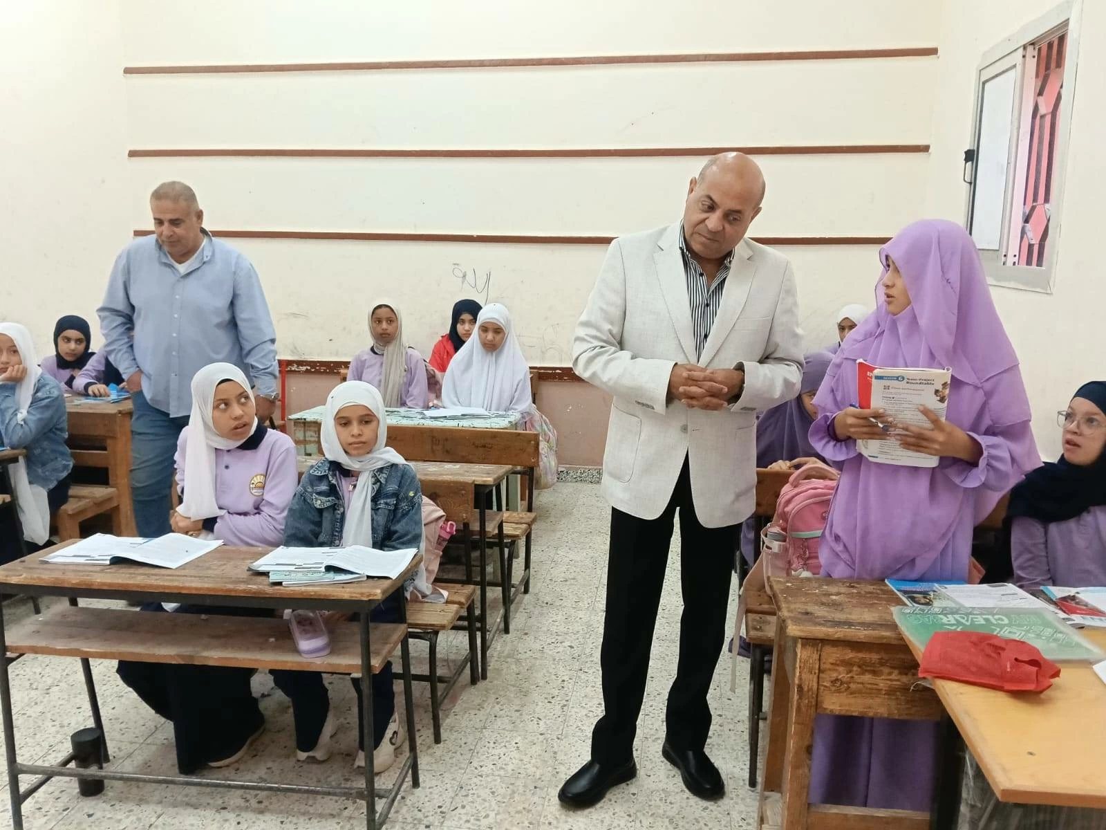 من الفصول البعيدة إلى مهارات القراءة.. جولة مفاجئة لوكيل تعليم مطروح بقرية القصر