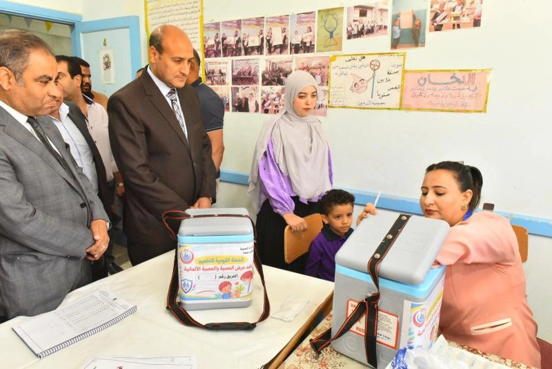 محافظ أسيوط يتابع تنفيذ الحملة القومية المجانية للتطعيم ضد الحصبة والحصبة الألمانية بساحل سليم