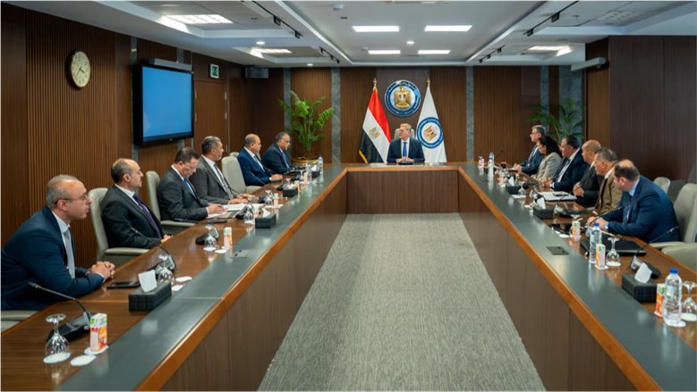 تفاصيل اجتماع وزير البترول لحسم خطط زيادة الإنتاج وتأمين احتياجات السوق