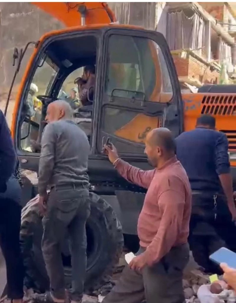 «يا حنين ردى عليا».. صرخات مواطن يبحث عن شقيقته المفقودة أسفل عقار الإسكندرية المنهار (فيديو) ​​​​​