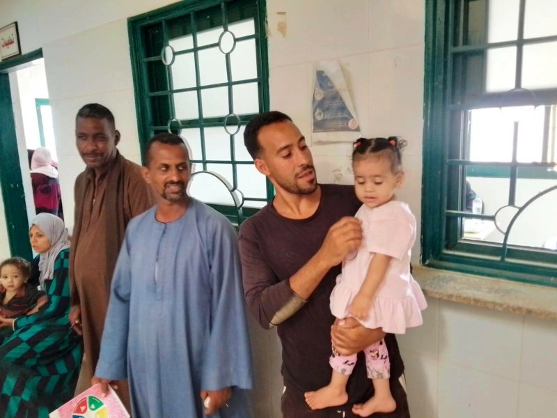 توقيع الكشف الطبى على 363 حالة في قافلة طبية بمشروع وادى النقرة في أسوان