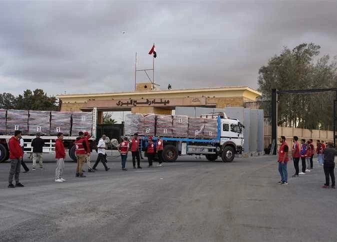الهلال الأحمر المصري يطلق قافلة «زاد العزة» 295 للمساعدات الغذائية والإغاثية والشتوية