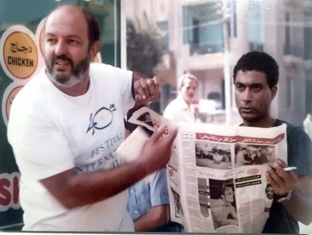 حسين فهمي عن كواليس «موعد على العشاء»: «أحمد زكي كان جري وراء محمد خان بالمسدس»