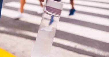 كم مرة يجب تنظيف زجاجة المياه يوميًا؟.. عادات بسيطة تحميك من الجراثيم