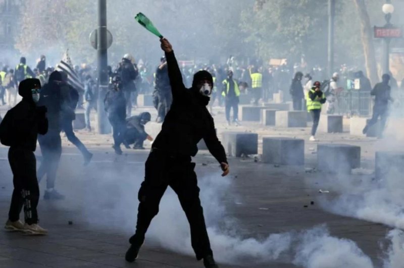 الشرطة الفرنسية تطلق قنابل مسيلة للدموع على محتجين في ليون