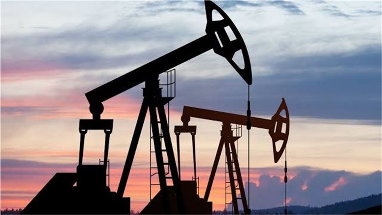النفط يتراجع مع توقعات بزيادة الإمدادات الروسية وسط استمرار المخاطر بالشرق الأوسط