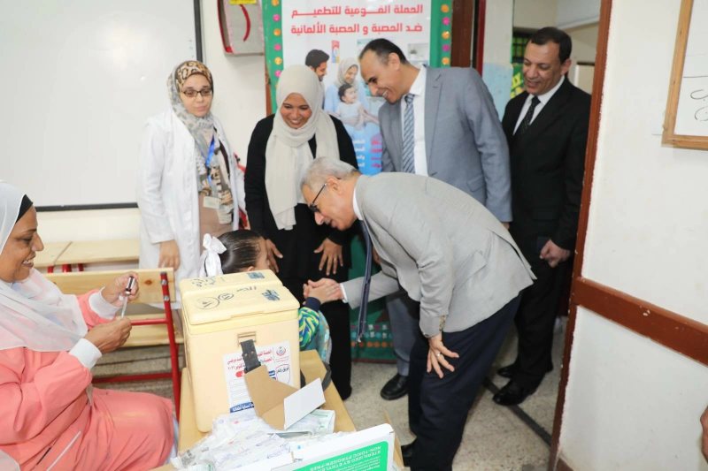 محافظ بني سويف يتابع انطلاق حملة تطعيم 795 ألف طفل ضد الحصبة والحصبة الألمانية