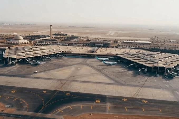 السعودية تعلن تمدد تعليق العمليات في مطار الرياض