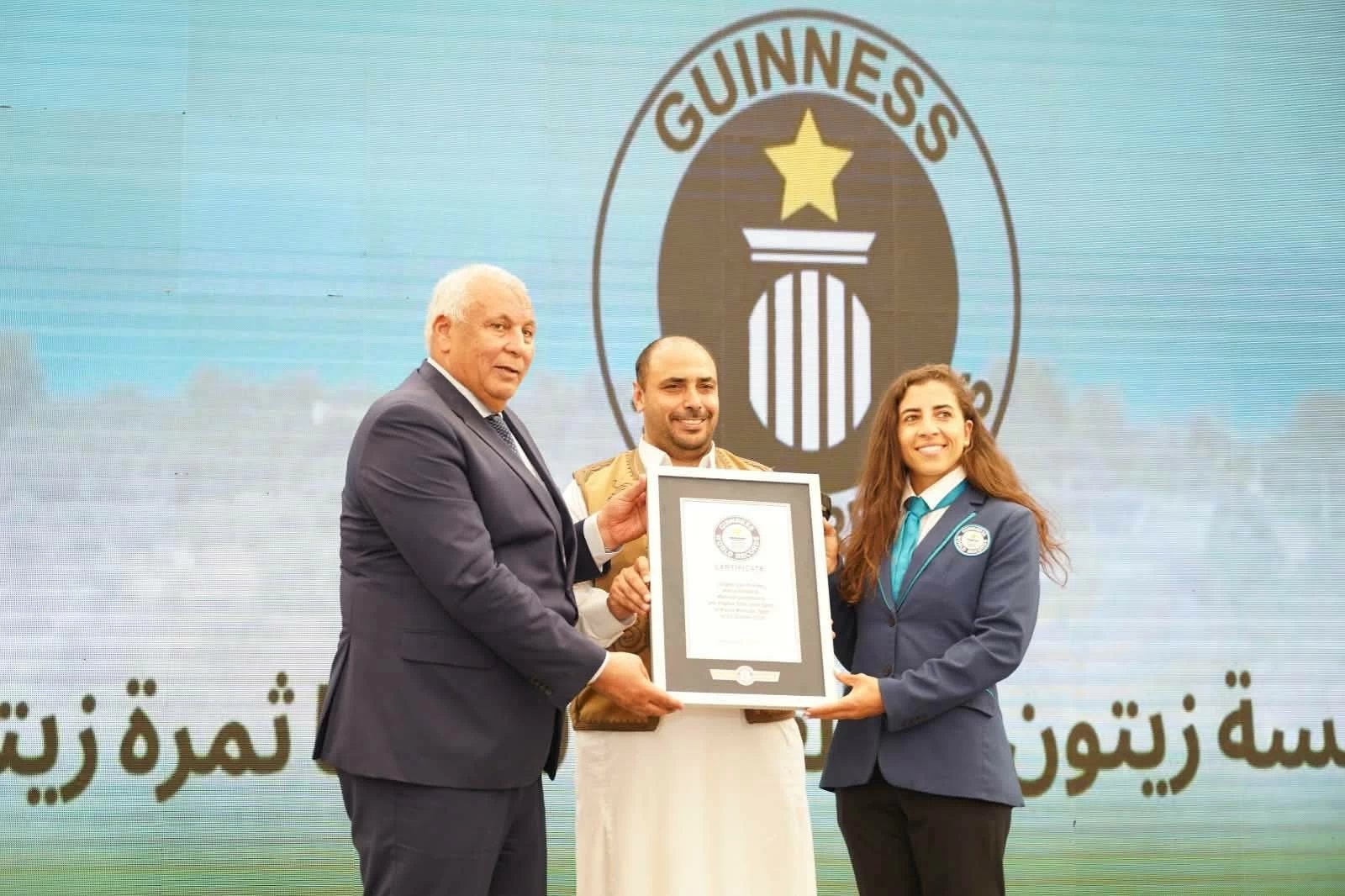 مطروح تدخل موسوعة جينيس للأرقام القياسية بأطول سلسلة زيتون في العالم بـ«51 ألف حبة»
