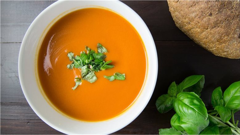 طريقة عمل شوربة العدس بالشعرية في المنزل.. أكلة شتوية اقتصادية تمنحك الدفء