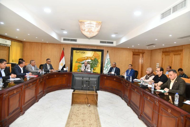 محافظ الفيوم يوجه بسرعة استرداد الأراضي التي رُفضت طلبات تقنينها وملاحقة واضعي اليد غير الجادين