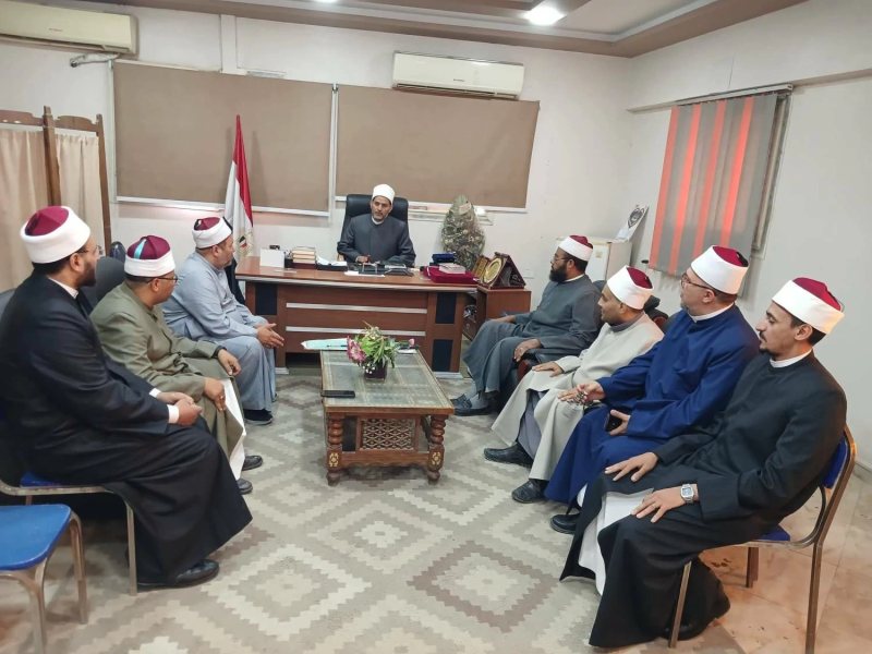 مدير أوقاف المنيا يبحث الالتزام بالضوابط واللوائح المنظمة لتطوير الكوادر القرآنية