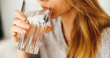 هل يقل شعورك بالعطش فى الشتاء؟.. أطباء يحذرون من قلة شرب الماء