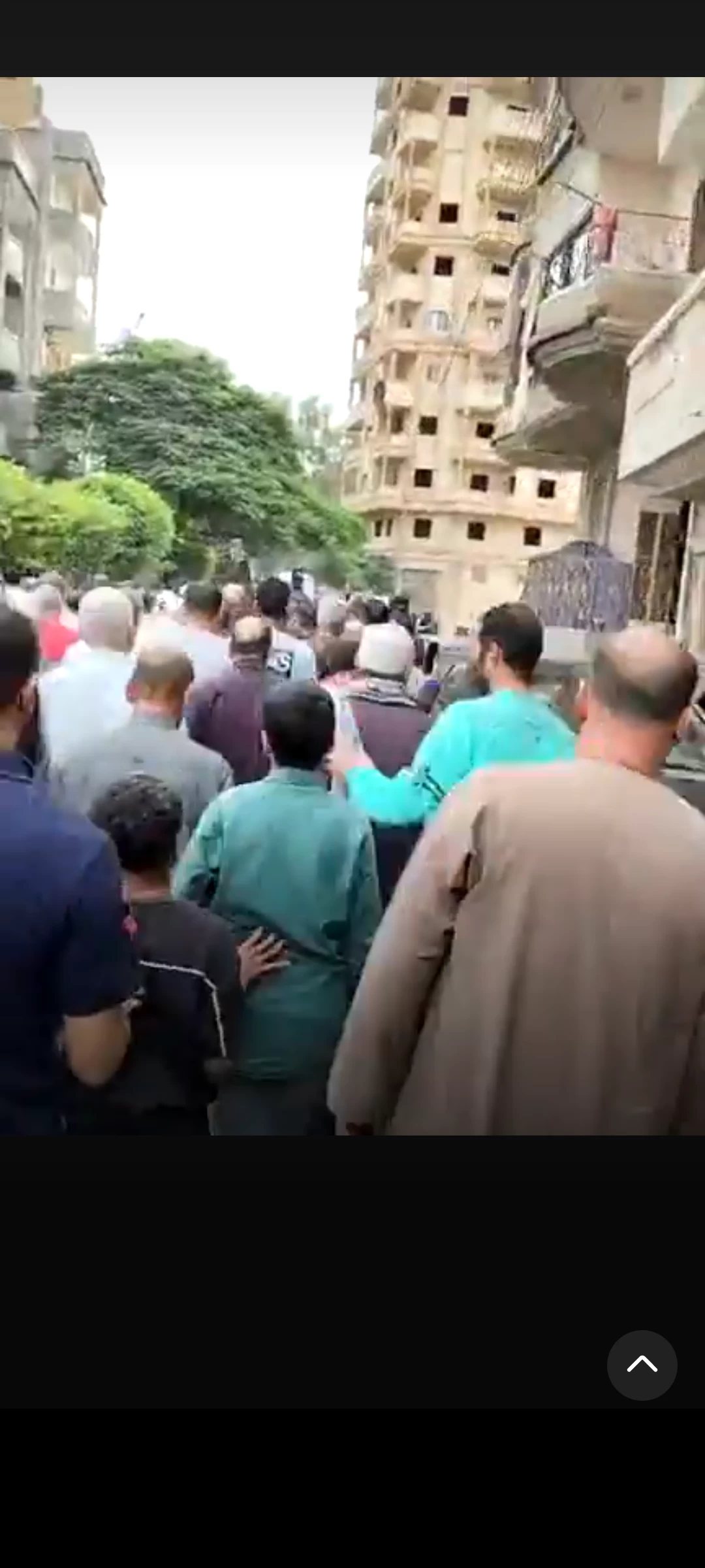 «يا حبيبتي يا بنتي».. انهيار أسرة مضيفة الطيران عزة رمزي وجيرانها خلال تشييع جثمانها بالبحيرة