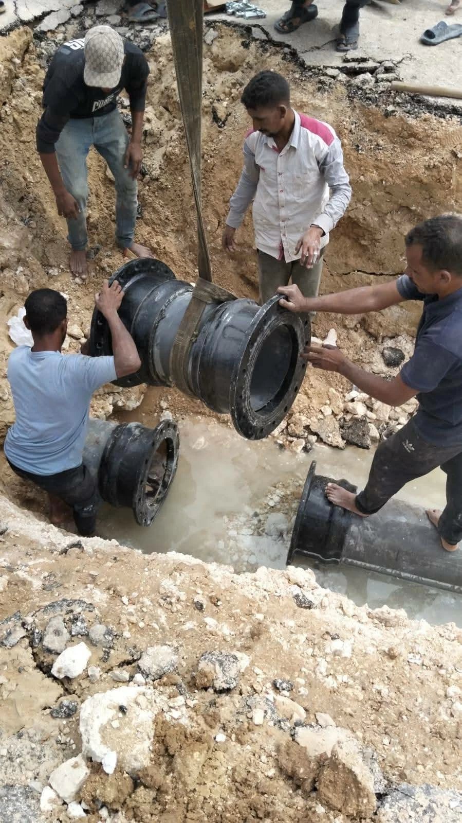 كسر مفاجئ فى خط رئيسى يحرم سكان 4 أحياء بالمنيا الجديدة من مياه الشرب