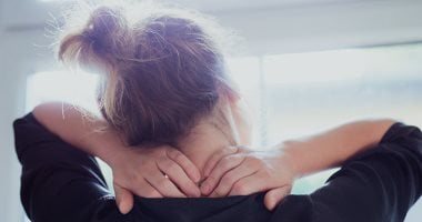 النساء يعانين من آلام أكثر من الرجال فى مختلف أنحاء الجسم.. دراسة تؤكد