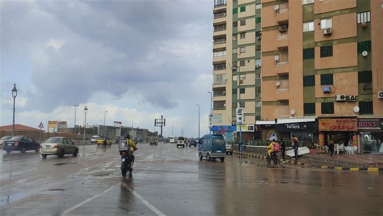 استمرار سقوط الأمطار على الإسكندرية.. فرق الصرف الصحي تنتشر بالشوارع للتعامل الفوري