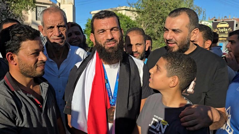 فرحة برونزية العالم .. أهالى دمياط يستقبلون بطل منتخب مصر بمسيرة احتفالية (فيديو)